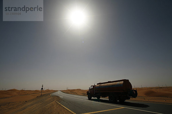 Vereinigte Arabische Emirate  Abu Dhabi  Wüste  Truck on Road