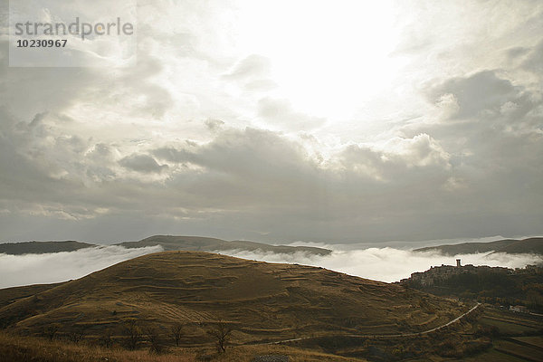 Italien  Abruzzen  Dorf und hügelige Landschaft  Nebel