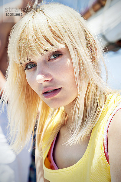 Porträt einer blonden jungen Frau auf einem Segelschiff
