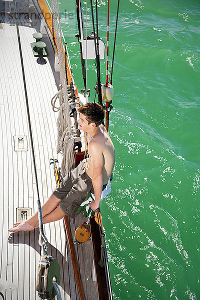 Junger Mann auf einem Segelschiff