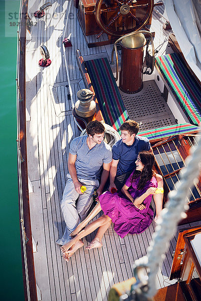 Glückliche Freunde an Deck eines Segelschiffes