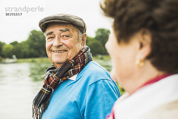 Porträt eines lächelnden älteren Mannes von Angesicht zu Angesicht mit seiner Frau