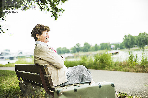 Seniorin auf der Bank sitzend