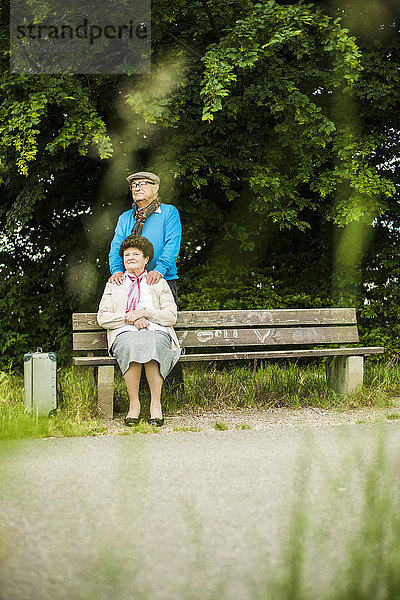 Seniorenpaar schaut in die Ferne