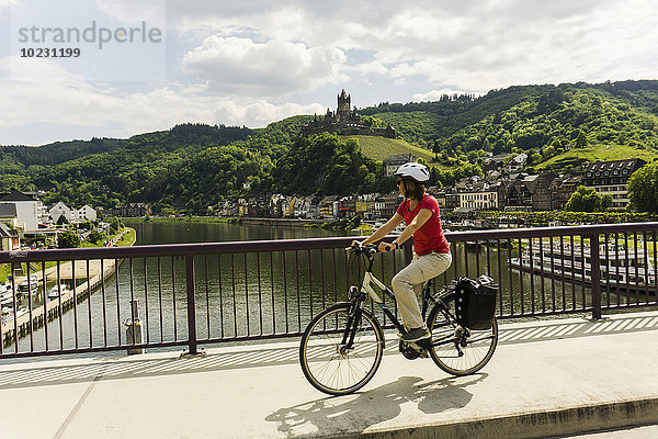 Deutschland  Cochem  Radfahrer über die Moselbrücke