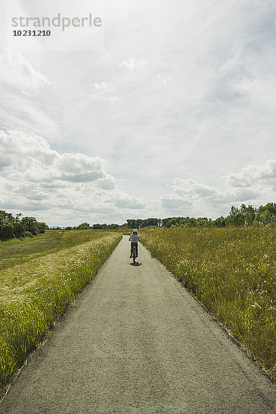 Frau beim Radfahren auf dem Land