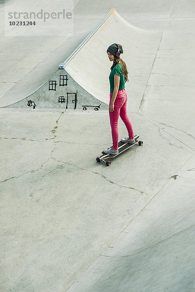 Junge Skateboarderin im Skatepark