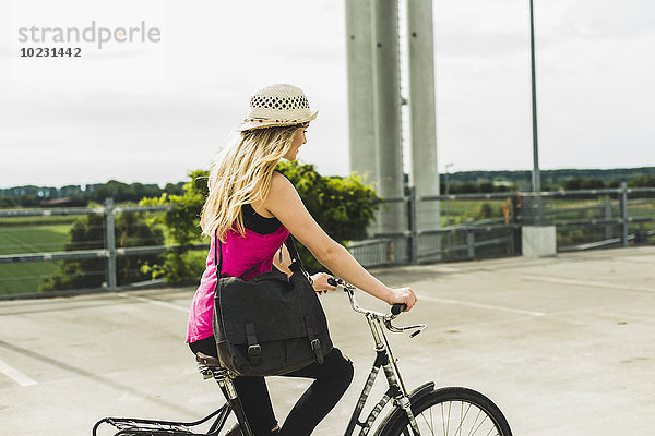 Teenagermädchen mit Fahrrad auf Parkebene