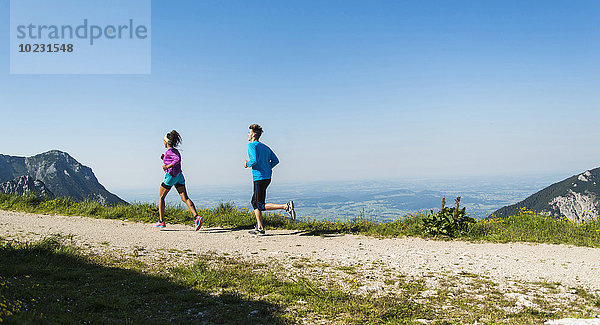 Österreich  Tirol  Tannheimer Tal  junges Paar beim Joggen in den Bergen