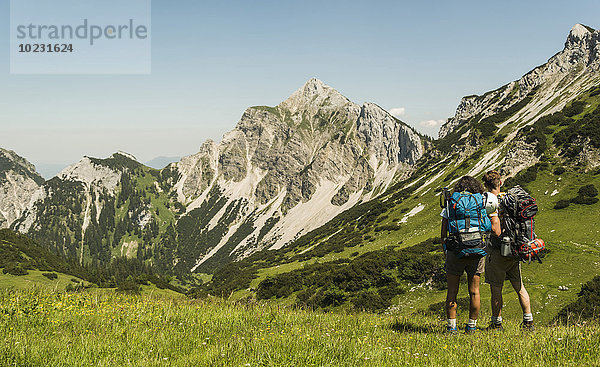 Österreich  Tirol  Tannheimer Tal  junges Paar auf der Alm stehend