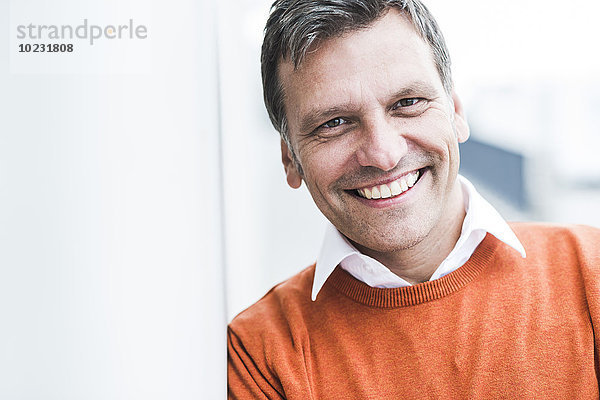 Geschäftsmann im orangenen Pullover  Portrait