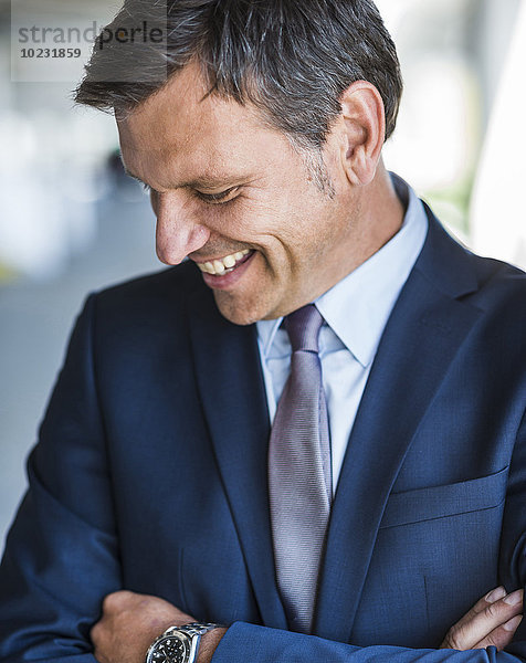 Erwachsener Geschäftsmann lächelt selbstbewusst  Porträt