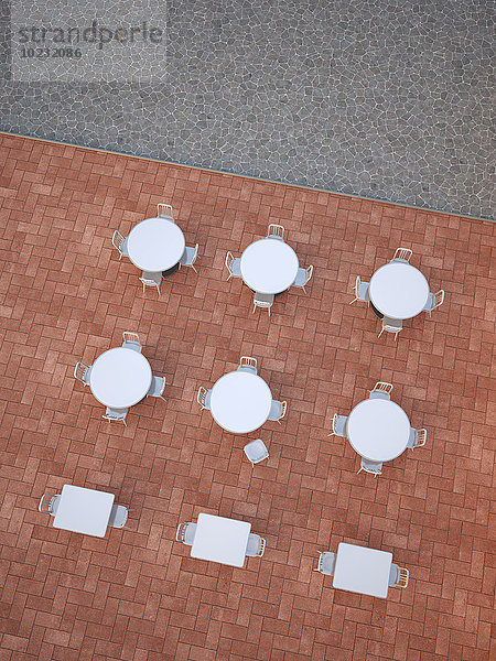 Weiße Tische und Stühle eines leeren Straßencafés  3D-Rendering