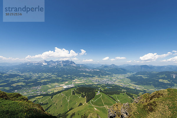 Österreich  Tirol  St. Johann  Blick ins Tal am Kaisergebirge