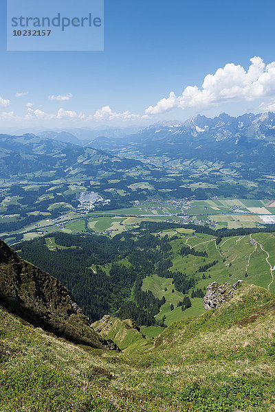 Österreich  Tirol  St. Johann  Blick ins Tal auf den Wilden Kaiser