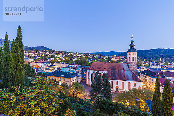 Deutschland  Baden-Württemberg  Baden-Baden  Stadtbild mit Stiftskirche am Abend