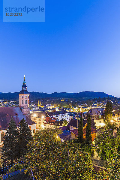Deutschland  Baden-Württemberg  Baden-Baden  Stadtbild mit Stiftskirche am Abend