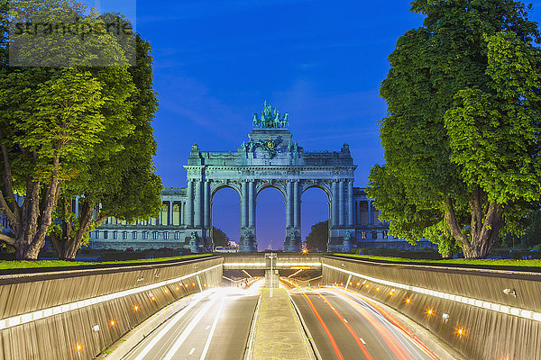Belgien  Brüssel  Parc du Cinquantenaire  Triumphbogen  Avenue John Kennedy bei Nacht