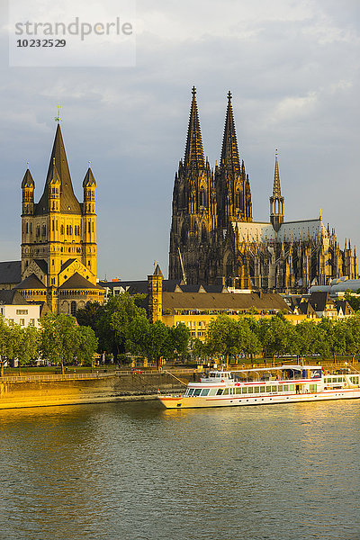 Deutschland  Köln  Blick auf den Großen St. Martin  Kölner Dom  Altstadtufer  Rhein am Abend