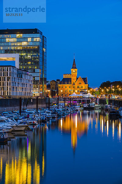 Deutschland  Nordrhein-Westfalen  Köln  Kranhäuser und ehemaliges Hafenbüro im Rheinauhafen am Abend