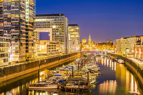 Deutschland  Köln  beleuchteter Rheinauhafen mit Kranhäusern und Yachthafen