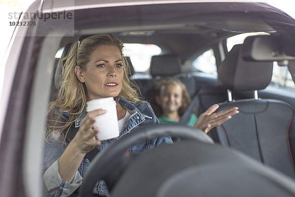 Ernsthafte Frau und Mädchen im Auto