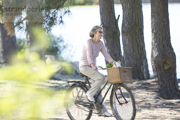 Seniorin auf dem Fahrrad