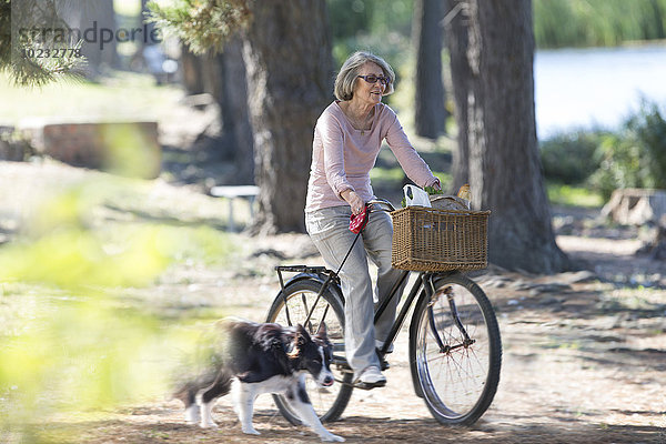 Seniorin auf dem Fahrrad