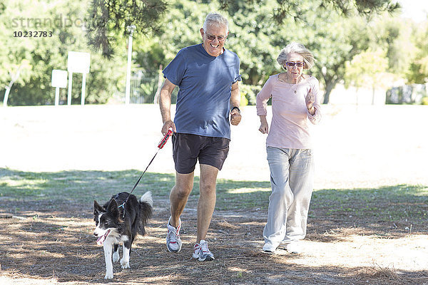 Seniorenpaar joggen mit Hund