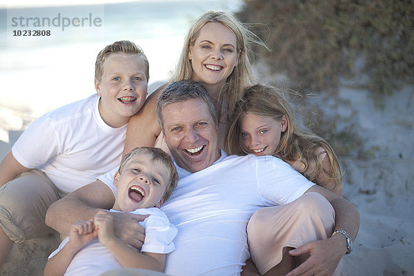 Glückliche Familie zusammen am Strand
