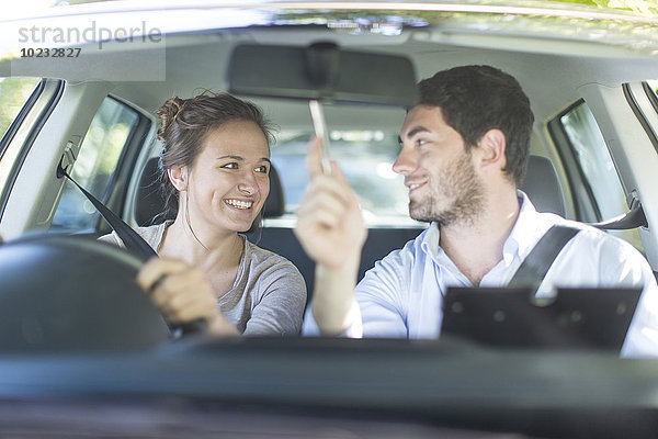 Teenagermädchen im Auto mit Fahrlehrer
