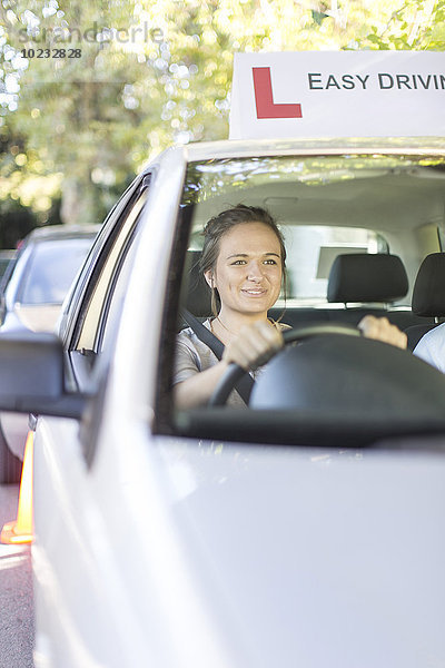 Teenager-Mädchen in einem Fahrschulwagen