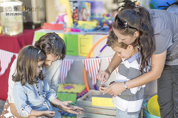 Kinder mit einem Garagenverkauf  der Geld zählt