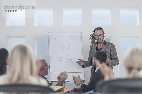 Geschäftsleute mit Besprechung im Konferenzraum