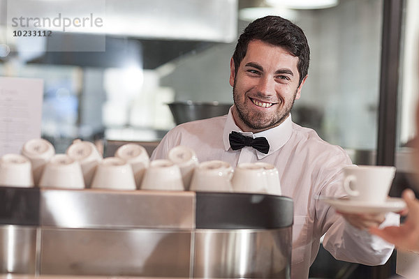 Barista serviert Kaffee