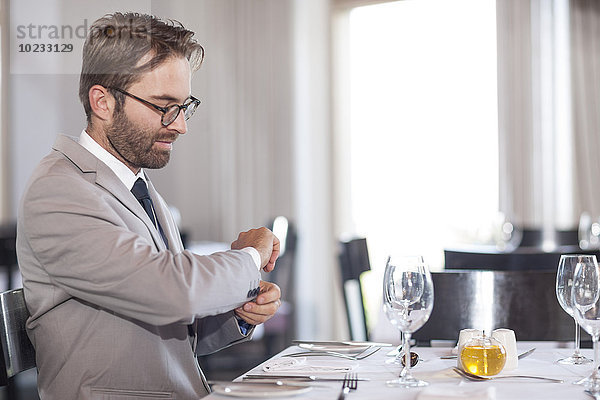 Mittlerer Erwachsener Mann wartet im Restaurant