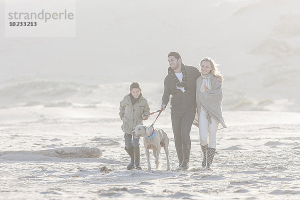 Südafrika  Kapstadt  glückliche Familie am Strand mit Hund