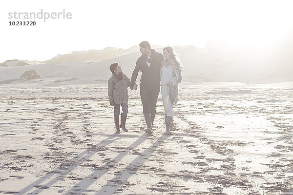 Südafrika  Kapstadt  junges Paar und Sohn beim Spaziergang am Strand