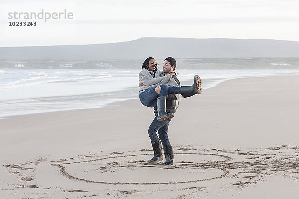 Südafrika  Kapstadt  junges Paar am Strand