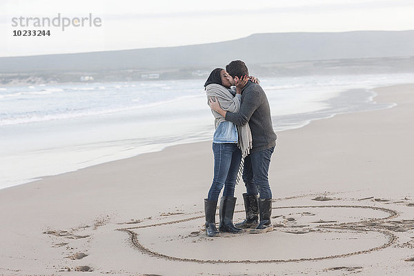 Südafrika  Kapstadt  junges Paar beim Küssen am Strand