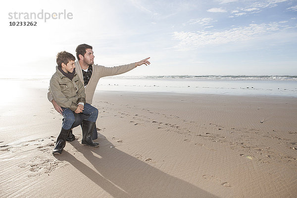 Südafrika  Witsand  Vater und Sohn am Strand