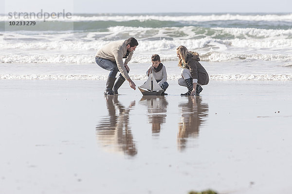 Südafrika  Witsand  Familienspiel am Strand