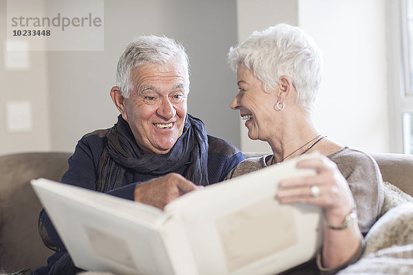 Seniorenpaar beim gemeinsamen Betrachten des Fotoalbums