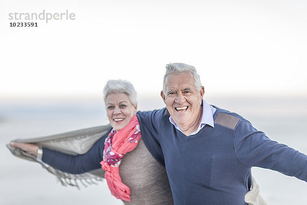 Südafrika  Kapstadt  Porträt eines älteren Mannes und seiner Frau am Strand