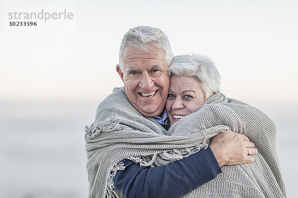 Südafrika  Kapstadt  Porträt eines älteren Paares am Strand