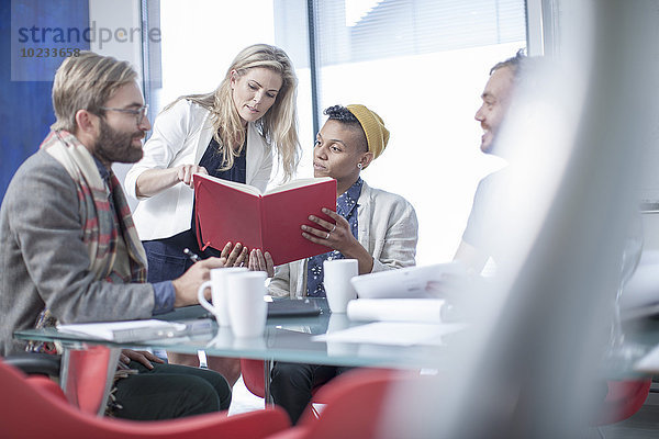 Kreative Geschäftskollegen bei einem Meeting im Büro