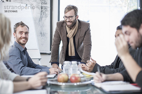 Kreative Geschäftskollegen bei einem Meeting im Büro