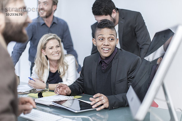 Kreative Geschäftskollegen bei einem Meeting im Büro