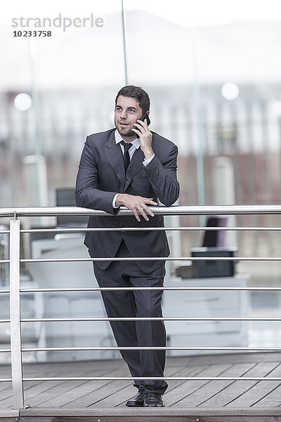Portrait eines Geschäftsmannes beim Telefonieren mit dem Smartphone