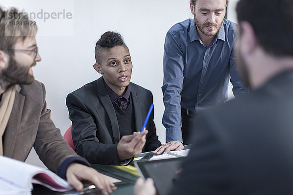 Kreative Geschäftskollegen bei einem Meeting im Büro